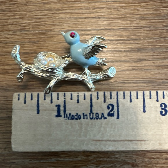 Vintage Gerrys Brooch Pin Bird With Nest Faux Pearl Eggs Signed - Picture 10 of 10